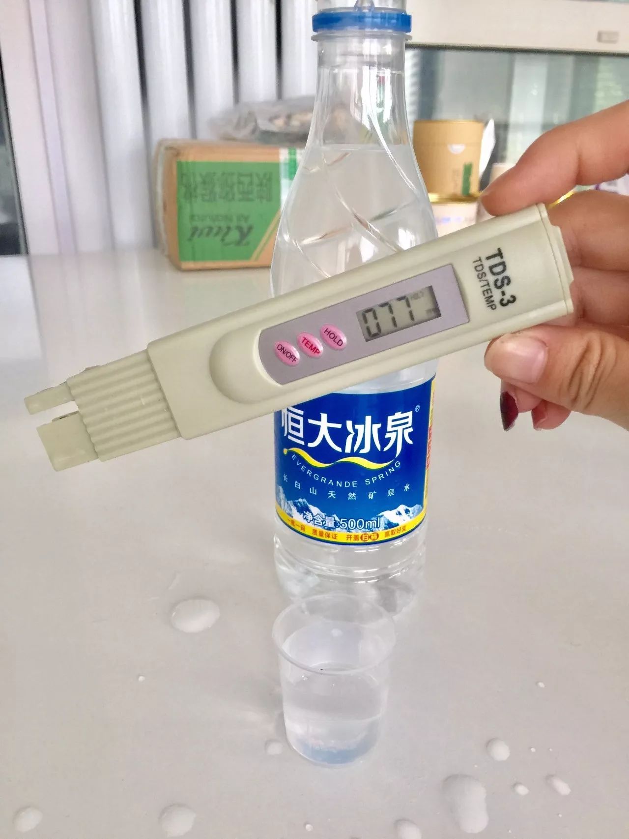 依云矿泉水和农夫山泉哪种好,依云矿泉水跟农夫山泉有啥区别