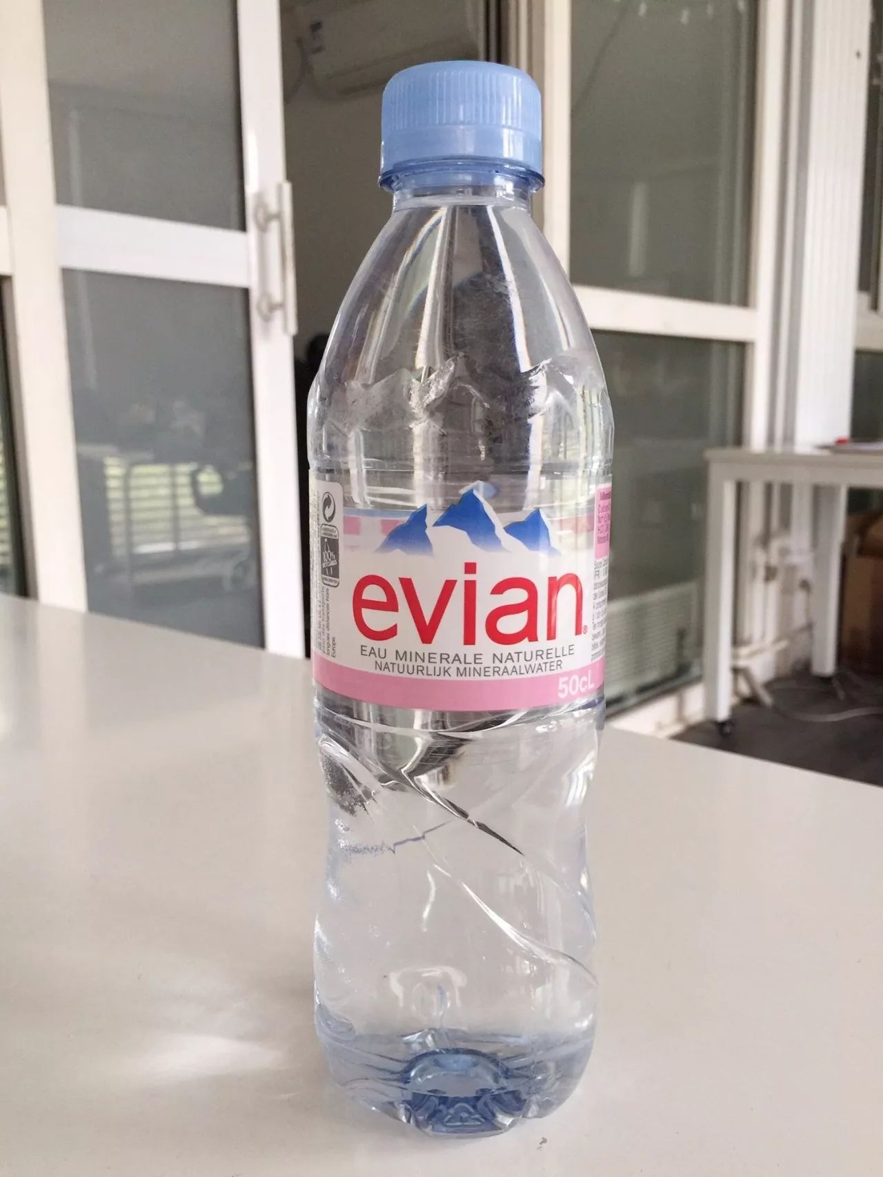 依云矿泉水和农夫山泉哪种好,依云矿泉水跟农夫山泉有啥区别