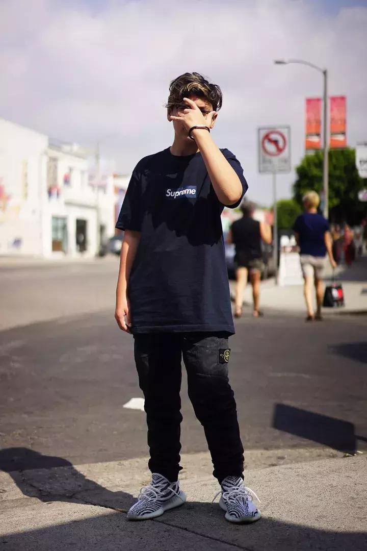 可能你手上的Supreme正是来自美国10几岁排队*党**！