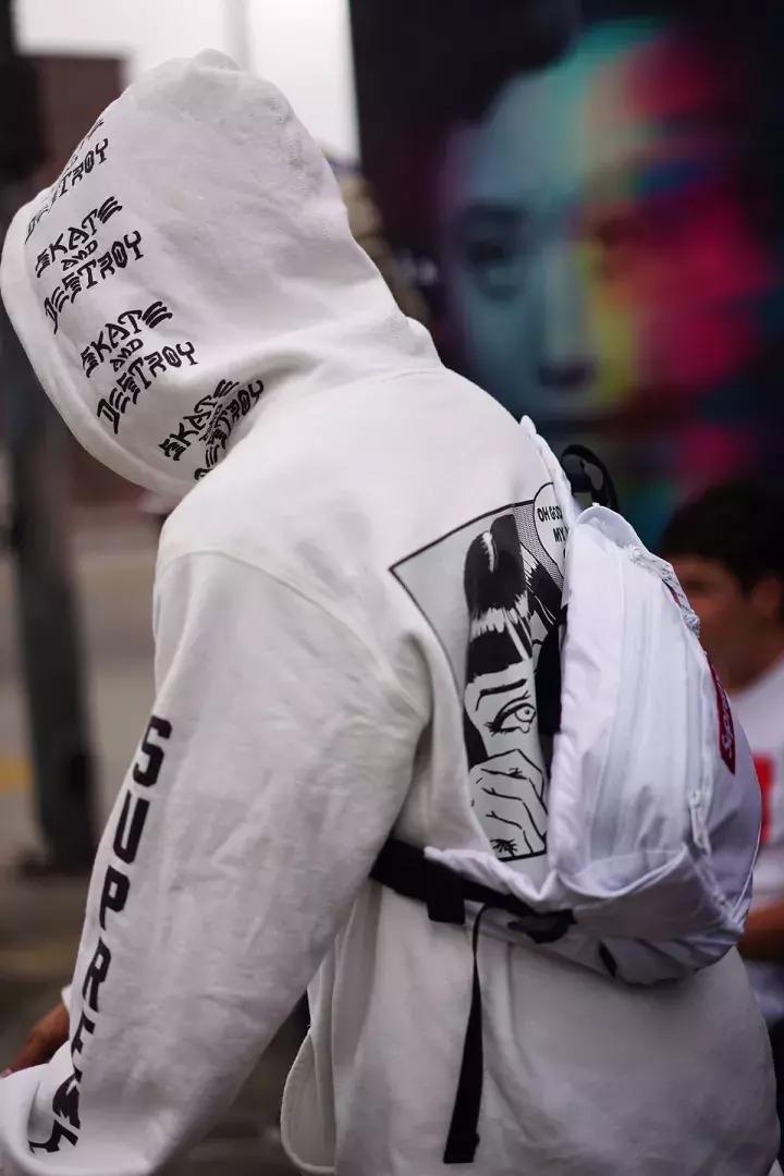 可能你手上的Supreme正是来自美国10几岁排队*党**！