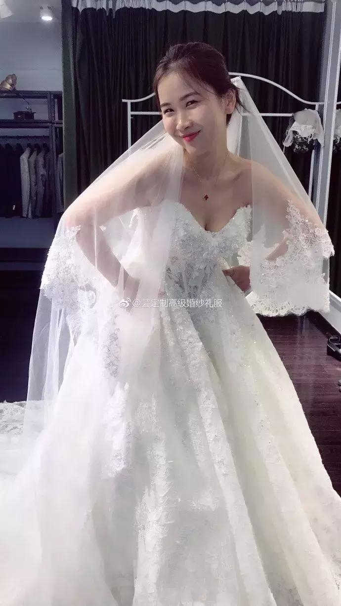 大拖尾婚纱合适矮个子女生吗,谁说矮就不能穿搭