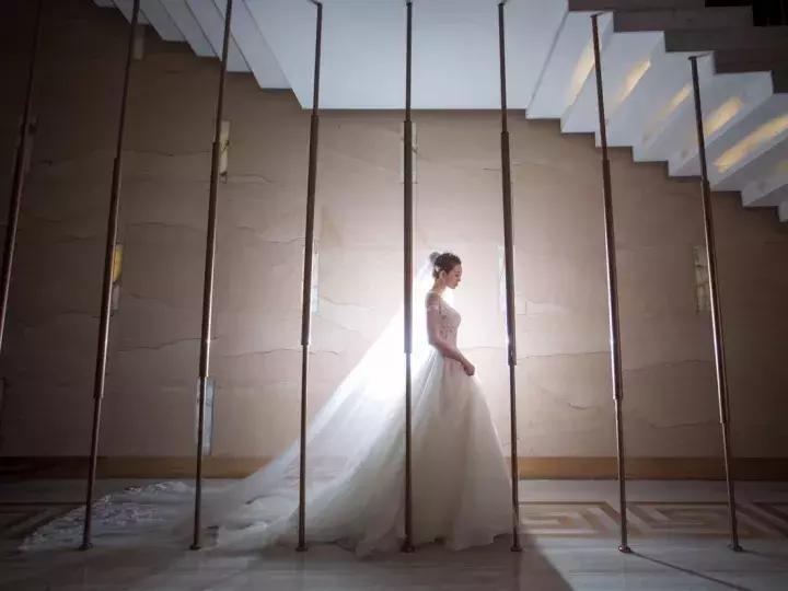 大拖尾婚纱合适矮个子女生吗,谁说矮就不能穿搭