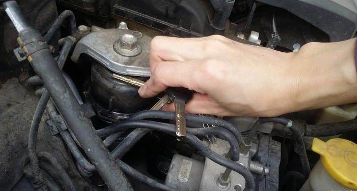 马自达6更换完机脚胶还是抖动,老款马自达6急加速车身抖动