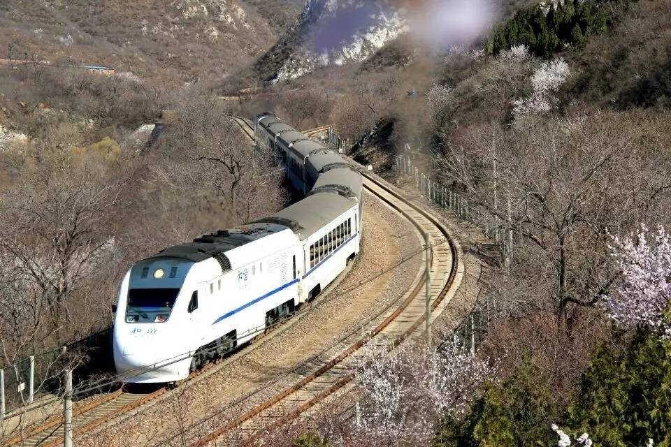 开往春天的列车图片唯美,开往春天的列车看图文章