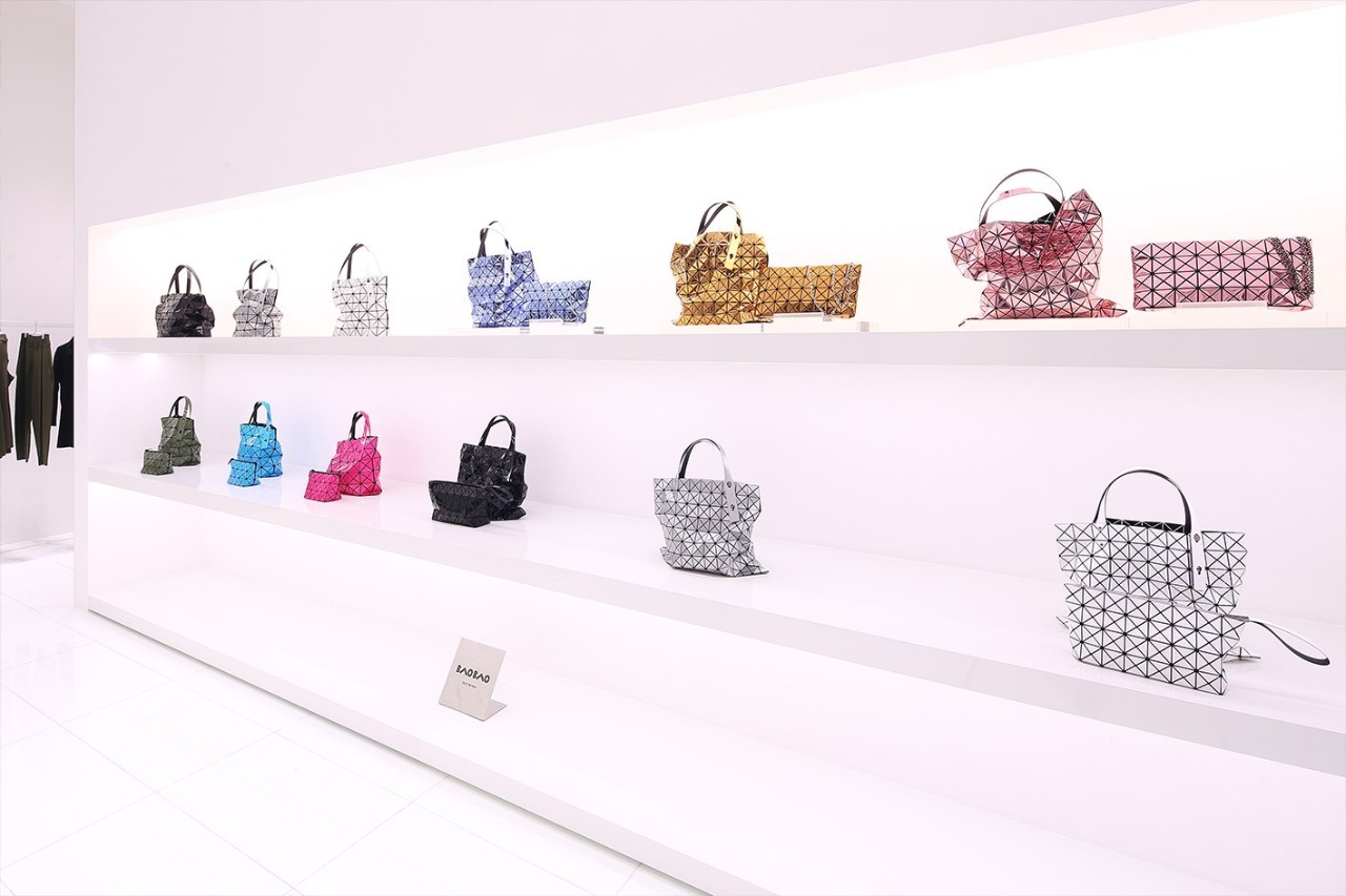 三宅一生西装搭配牛仔裤,逛三宅一生专柜