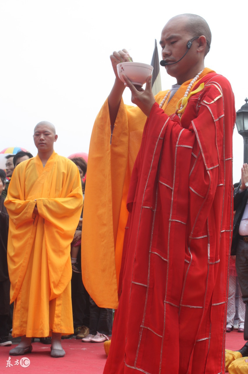 营销经理想考考他的手下，就给他们出了一道题，把梳子卖给和尚