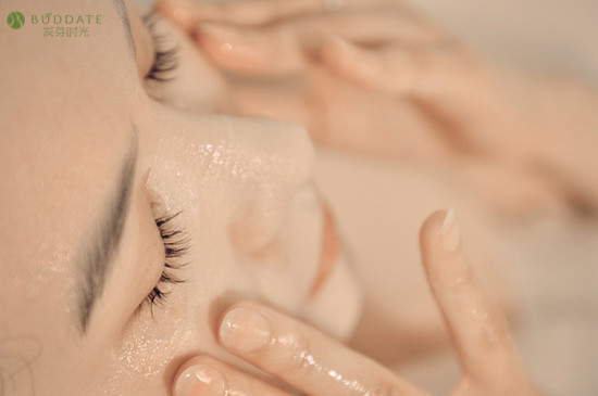 还在抱怨孕期肌肤黯黄？Pls看看范爷家的冰箱就知道差距在哪了！