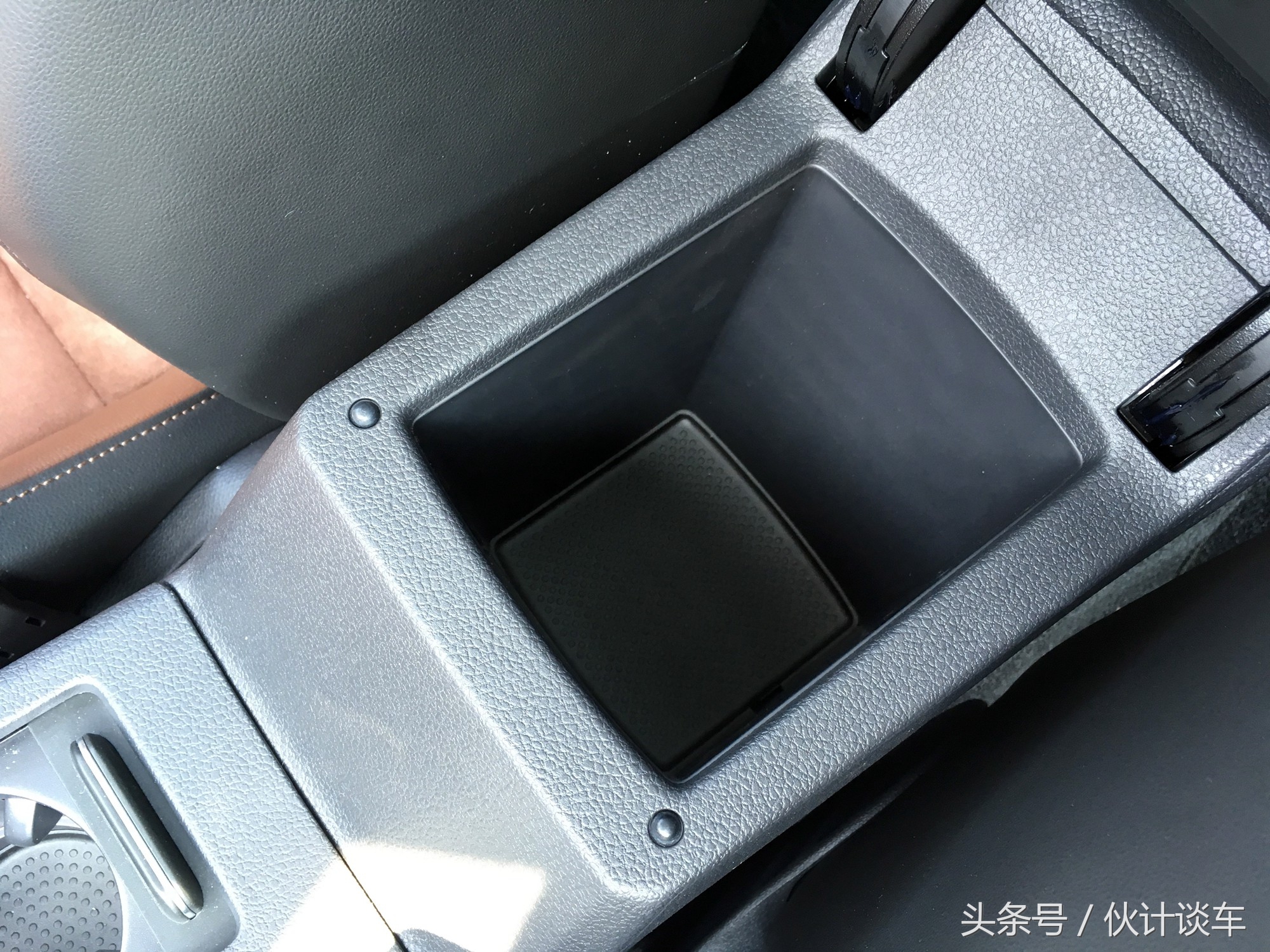 全新大众高尔夫实车非常的靓眼,大众高尔夫到底是一款什么样的车