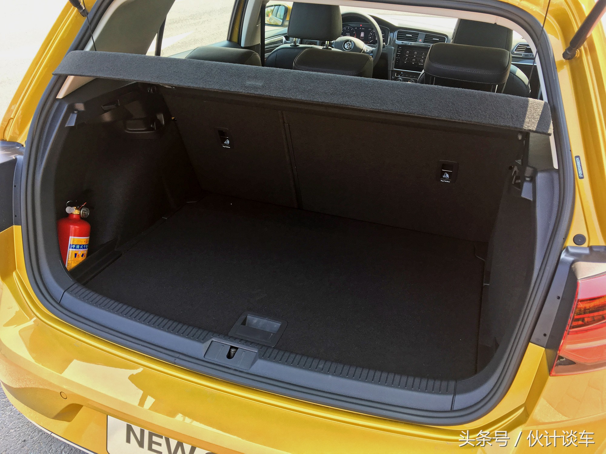 全新大众高尔夫实车非常的靓眼,大众高尔夫到底是一款什么样的车