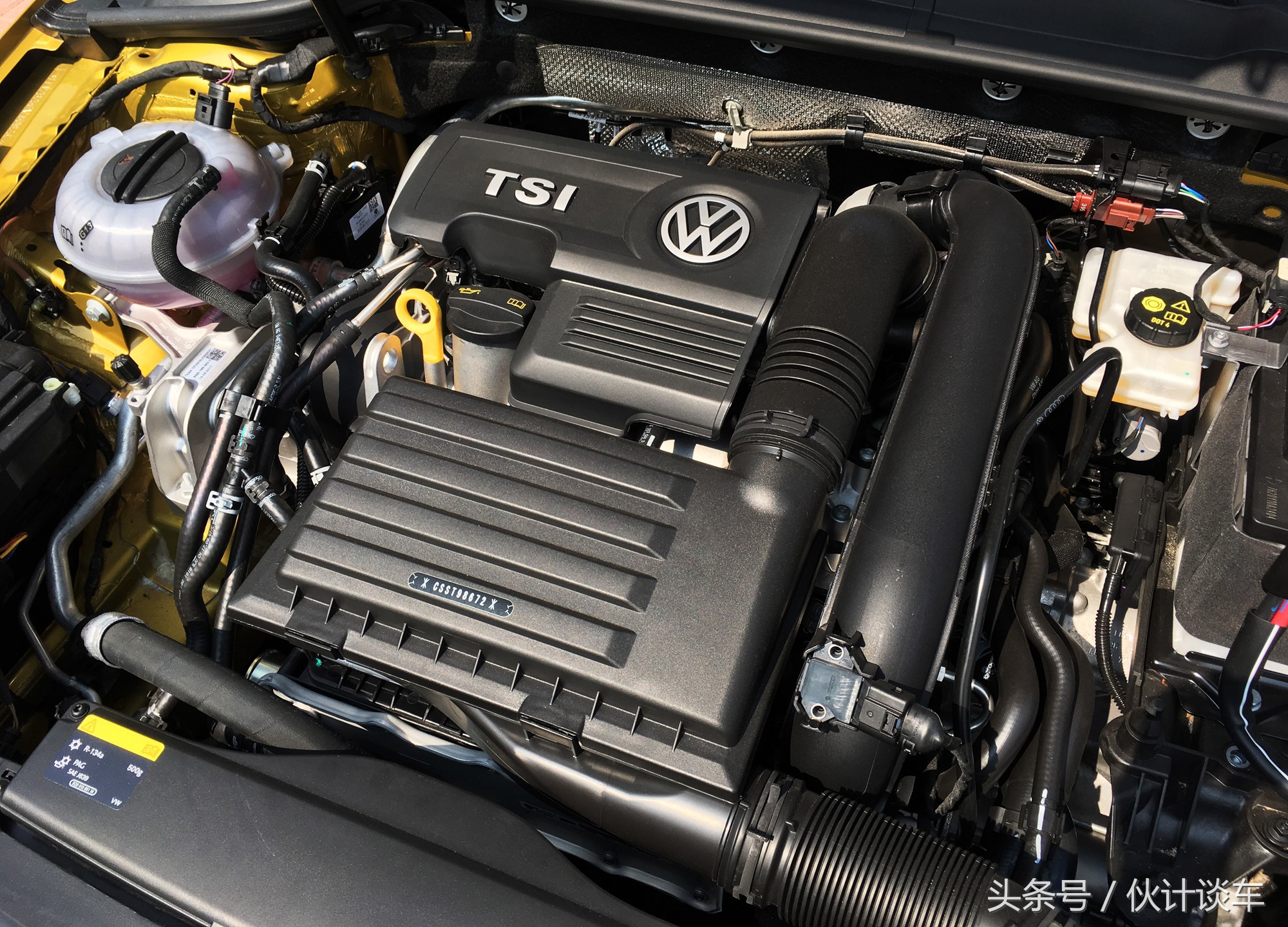 全新大众高尔夫实车非常的靓眼,大众高尔夫到底是一款什么样的车