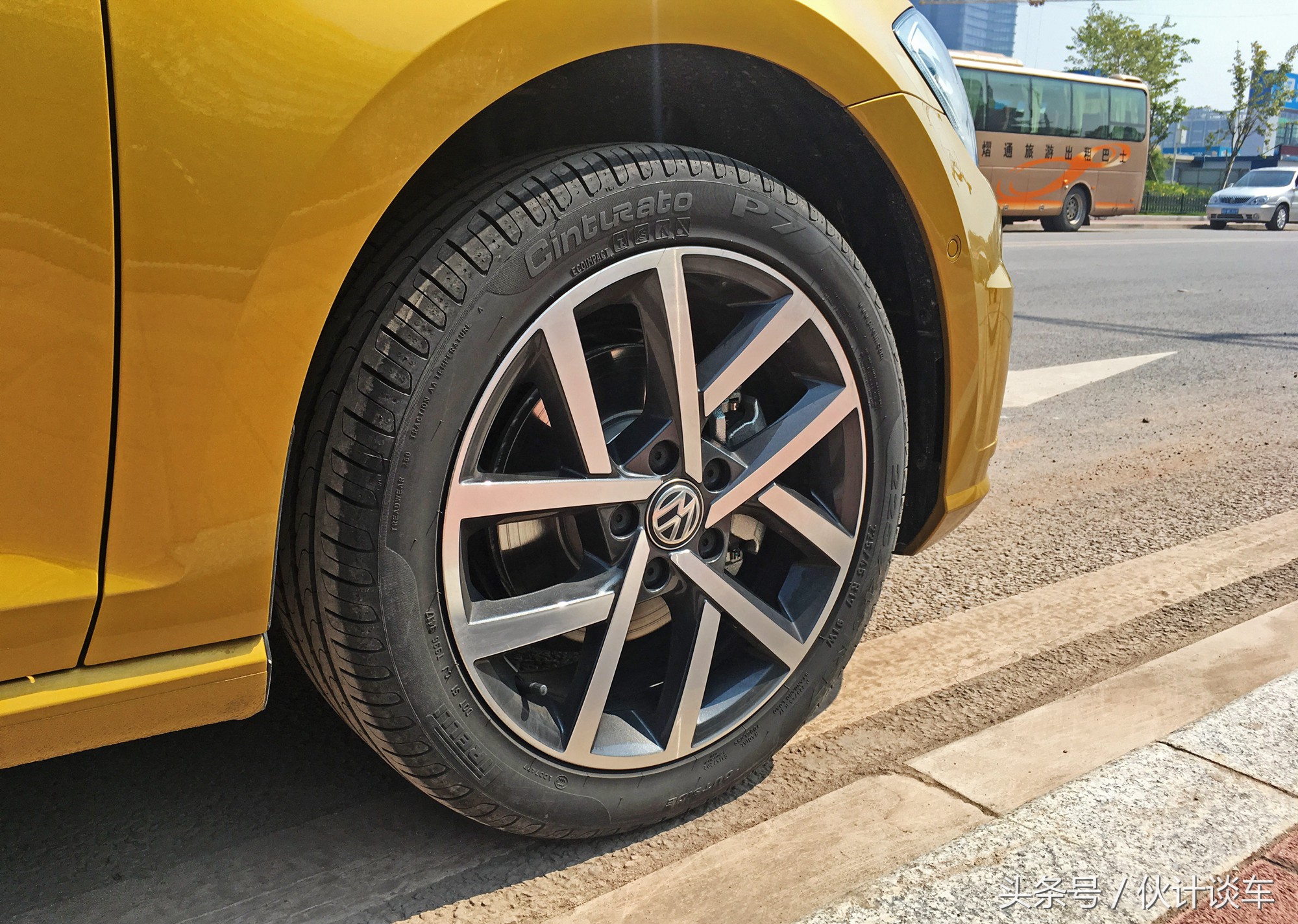 全新大众高尔夫实车非常的靓眼,大众高尔夫到底是一款什么样的车