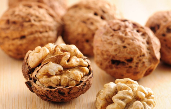 生核桃和干核桃哪个补脑效果好,青核桃皮和干核桃皮功效一样吗