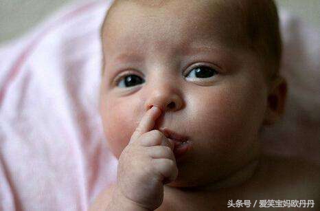 小宝宝鼻子内有鼻屎需要抠出来么,宝宝有鼻屎很硬正确清理方法