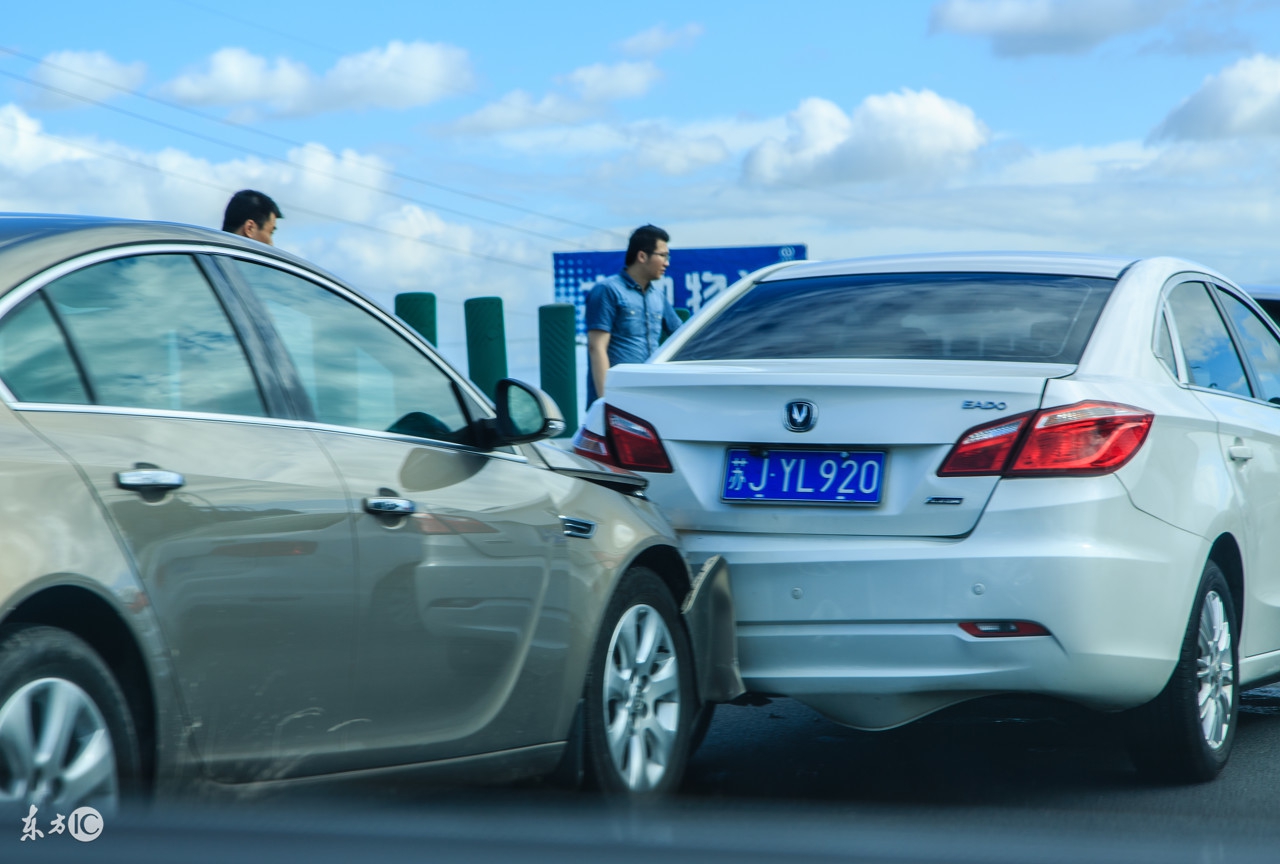 前女友开车撞了我车子,前女友追尾我车