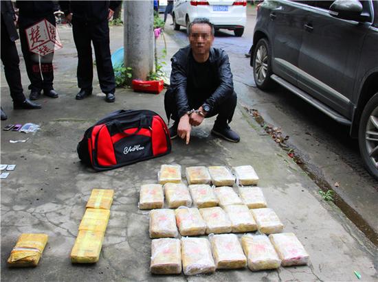 警察假扮中介视频,警察突袭贩毒团伙