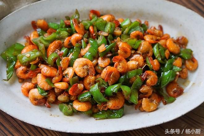 青椒炒小河虾配煎饼,青椒炒河虾不用油炸