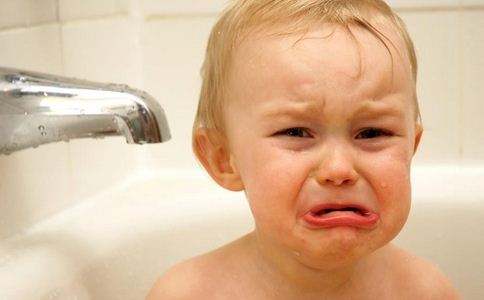 宝宝红屁股还破皮了怎么护理,婴儿红屁屁擦清皮肤能够吗