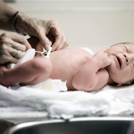 宝宝红屁股还破皮了怎么护理,婴儿红屁屁擦清皮肤能够吗