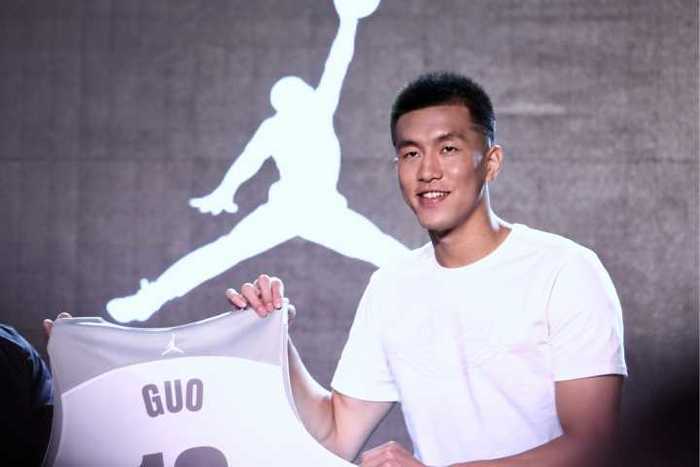 cba郭艾伦转会了吗,cba球员郭艾伦都穿哪些鞋