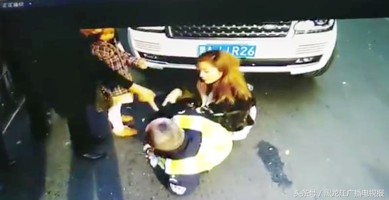 女子脏话骂警察,哈尔滨女子骂交警视频