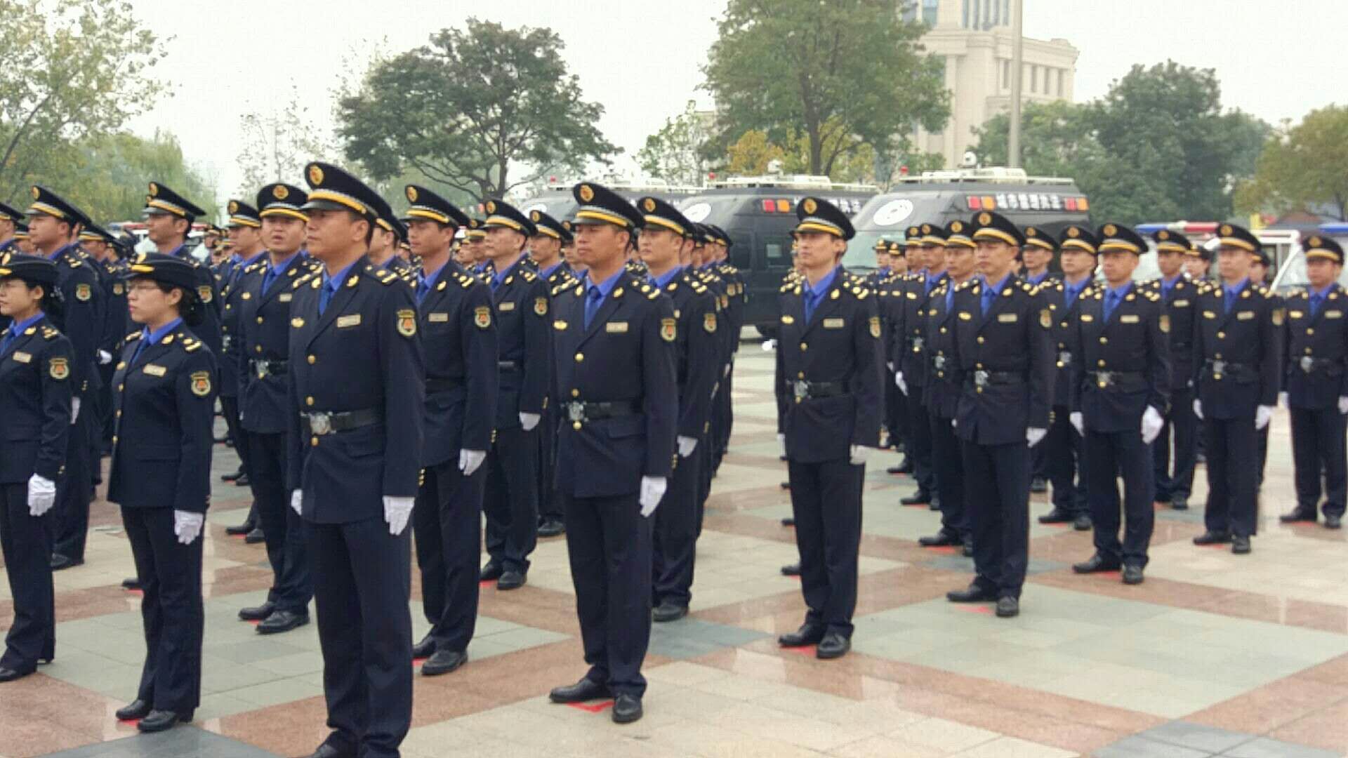 武汉城管换新装4201胸徽编号显区别