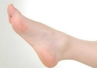 冬天脚底出汗严重脑门出汗,冬天泡脚出汗好还是不出汗好