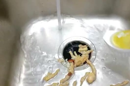 厨房垃圾桶老是黏黏糊糊,厨房垃圾桶小妙招