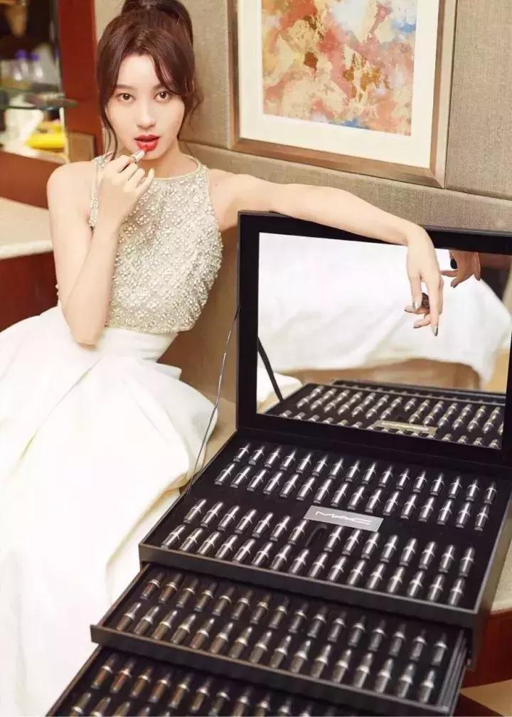 明星晒自己口红,晒男朋友口红