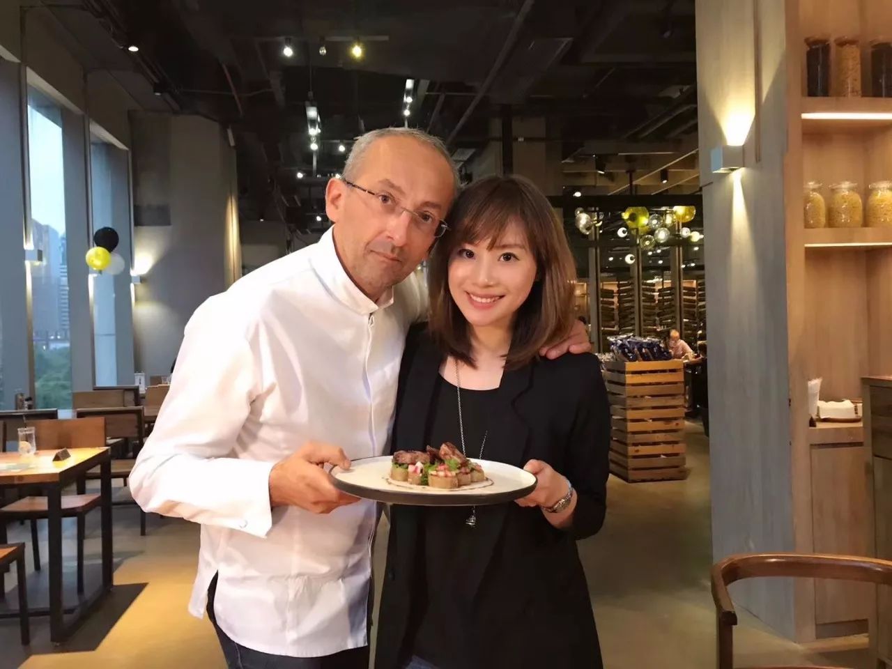 海归美女的西餐厅不得了！用舒芙蕾征服了米其林大厨，来合作菜品