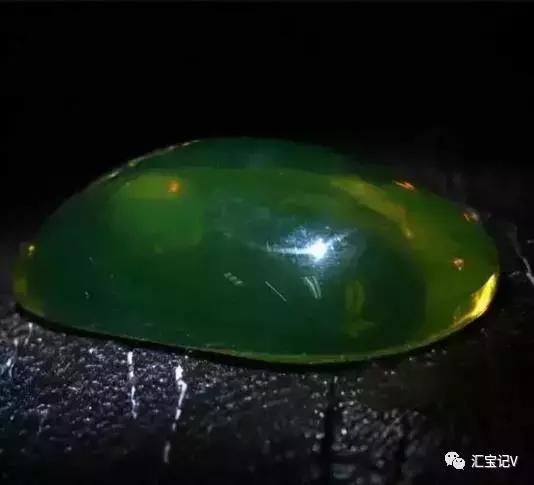 紫罗兰琥珀蜜蜡真假,琥珀蜜蜡紫光灯照真假