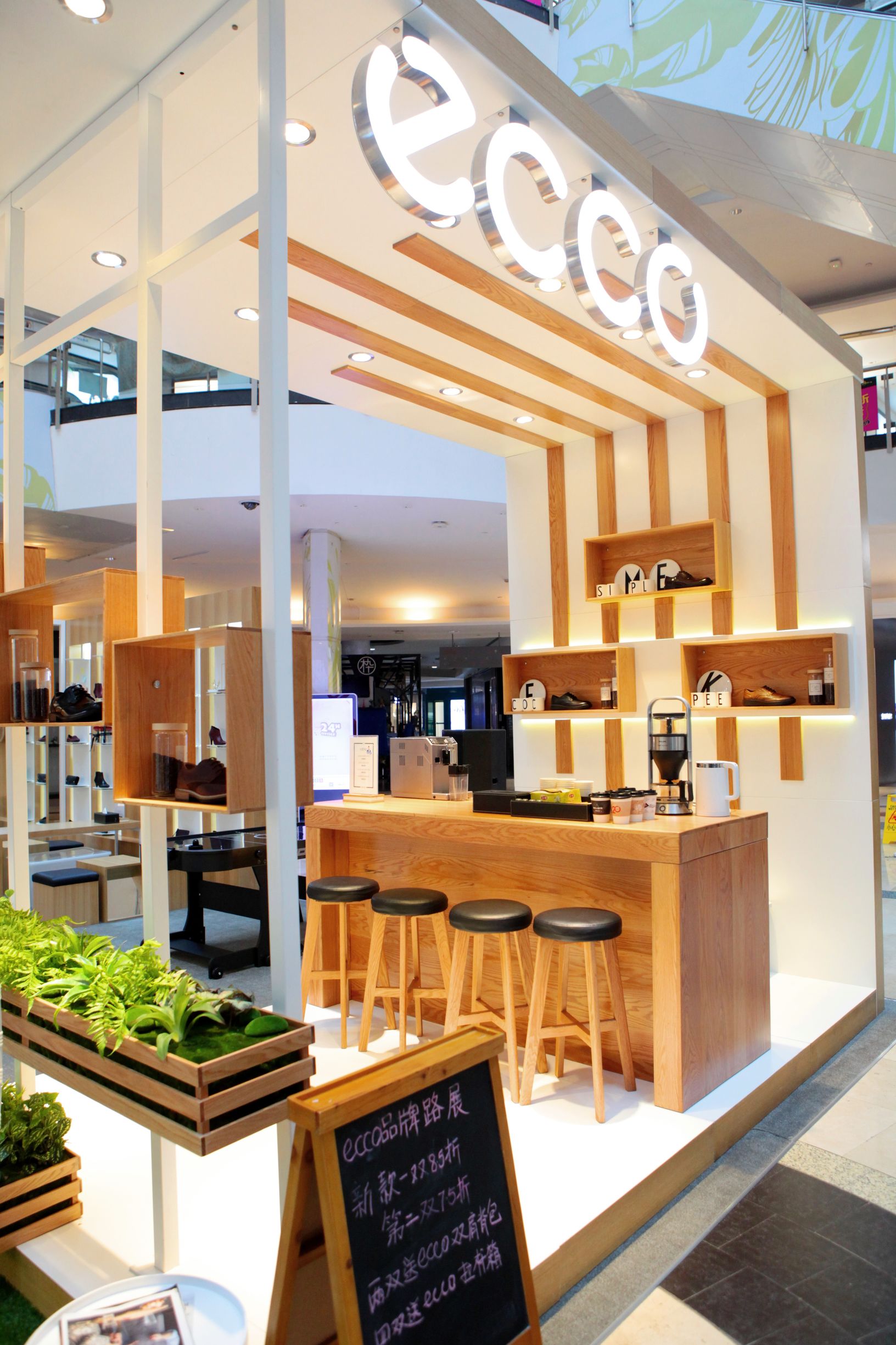 世界再大也不过丈量人生的脚步,世界再大也阻挡不了一颗英勇的心