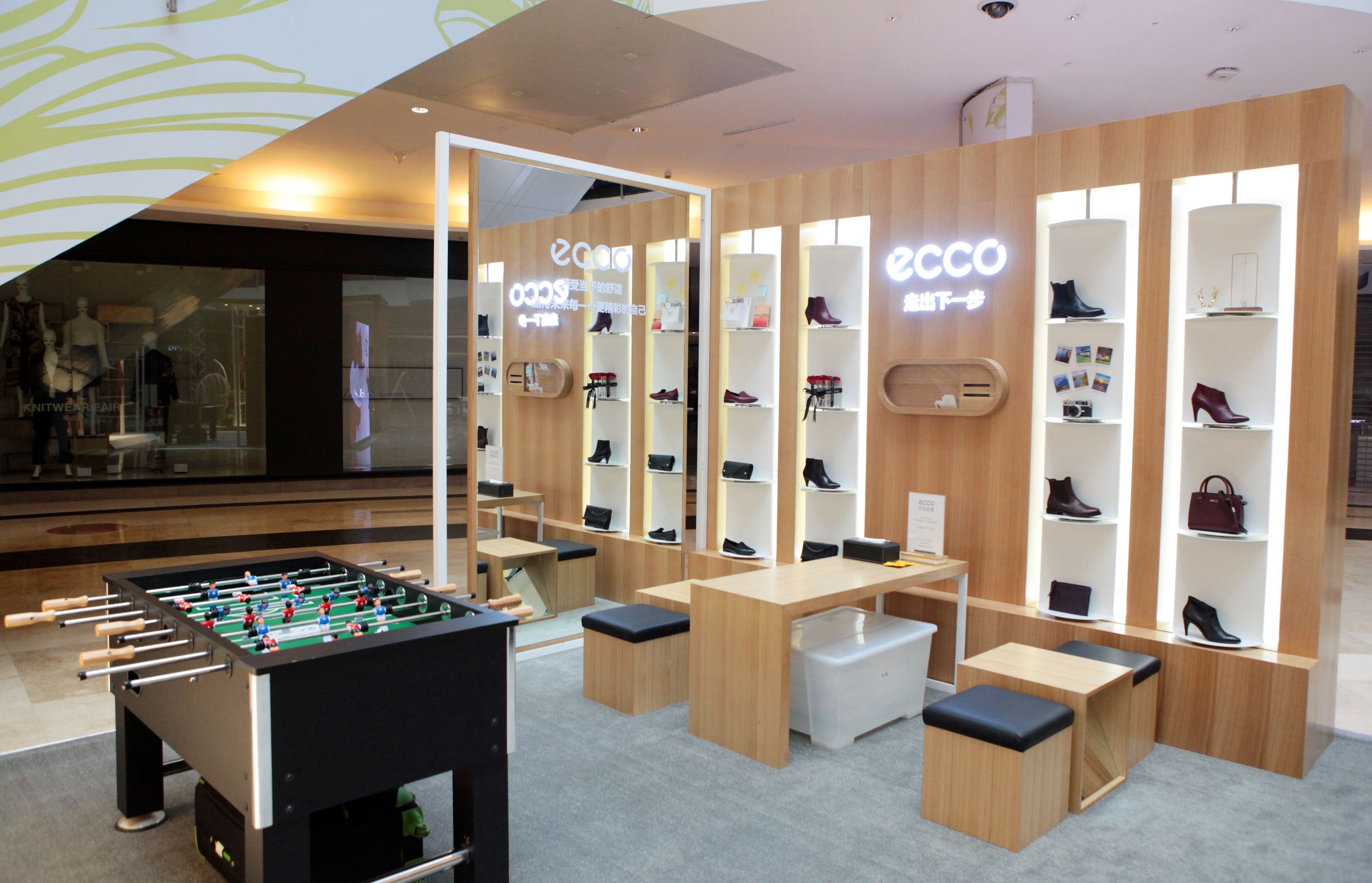 世界再大也不过丈量人生的脚步,世界再大也阻挡不了一颗英勇的心