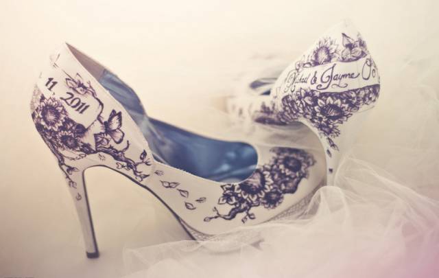 新买的鞋子挤脚怎么使鞋子变大,鞋子买小了能够试试这个方法