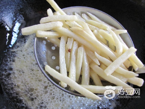 制作炸薯条半成品美食,自制美食炸薯条