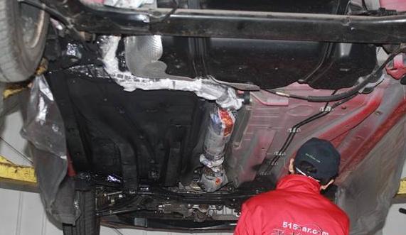 底盘生锈要怎么处理再喷装甲,底盘有点生锈还有必要做装甲吗