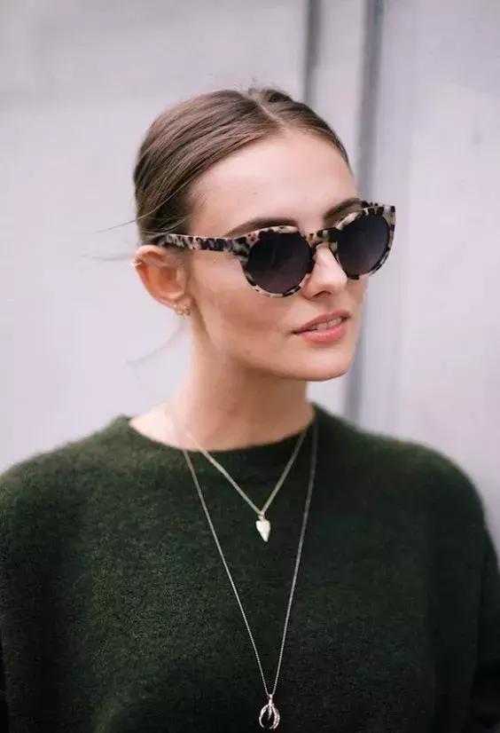 红色毛衣配什么毛衣链好看,想把毛衣穿时髦从拒绝这3款开始