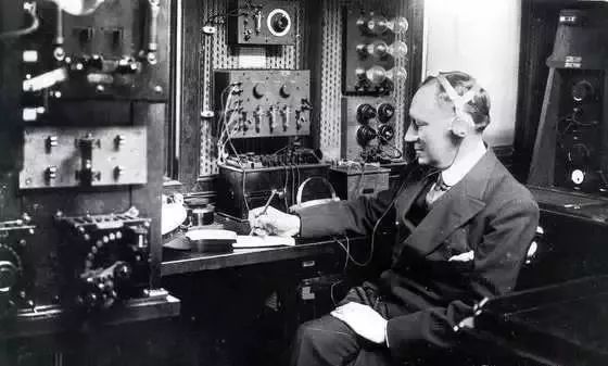 他辍学搞发明被视为技工，年仅20岁便造出第一个获诺奖的工程发明