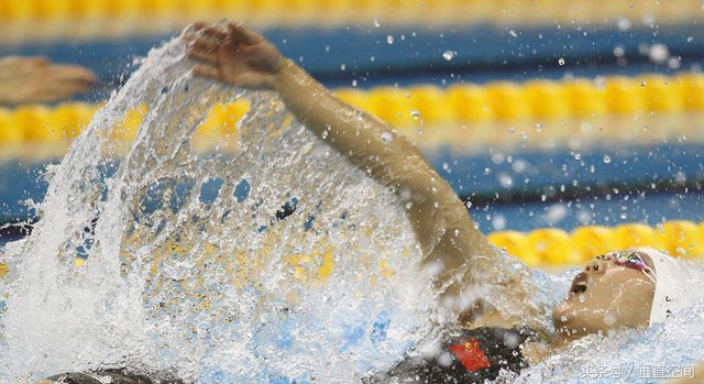 仰泳的正确泳姿教学视频,仰泳的正确泳姿完全慢动作