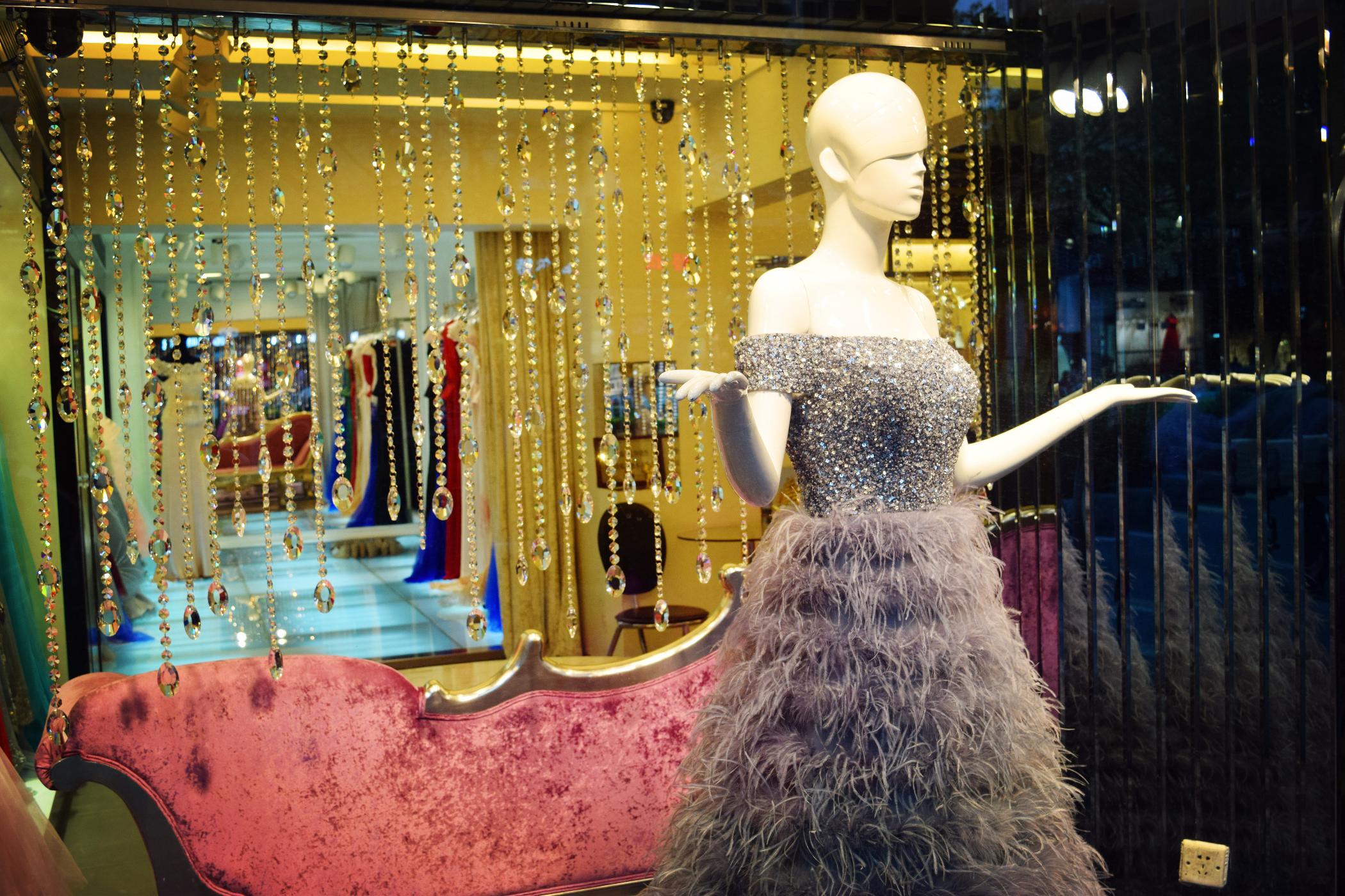 海珠｜遭遇电商冲击，婚纱街使出这些招数抓住客户