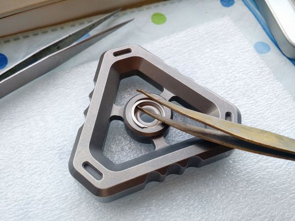 国外枪支配件企业不务正业，用枪支钢材做了一款指尖陀螺