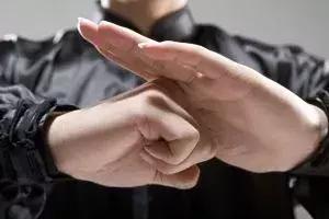 习武之人都知道抱拳礼,练武者行抱拳礼的手势怎么放