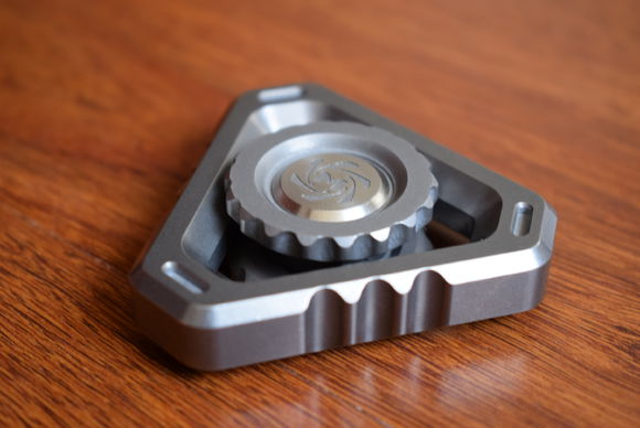 国外枪支配件企业不务正业，用枪支钢材做了一款指尖陀螺