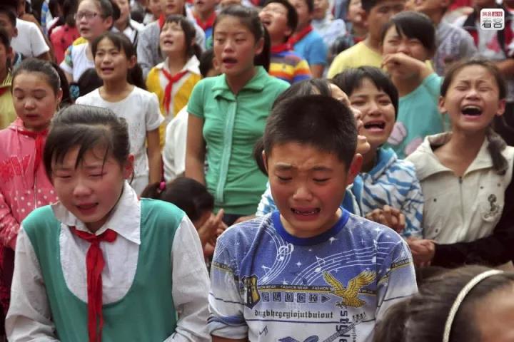 感恩教育还是*脑洗**营销？这所初中6000多人听了他的话，抱头痛哭……