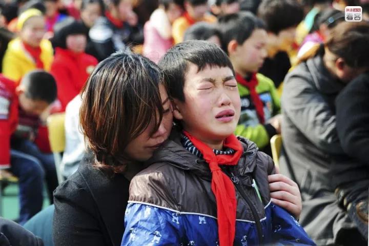 感恩教育还是*脑洗**营销？这所初中6000多人听了他的话，抱头痛哭……