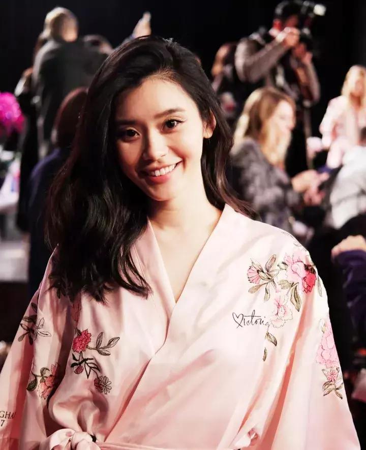 维密秀奚梦瑶摔倒完全版,奚梦瑶在维密大秀上摔倒