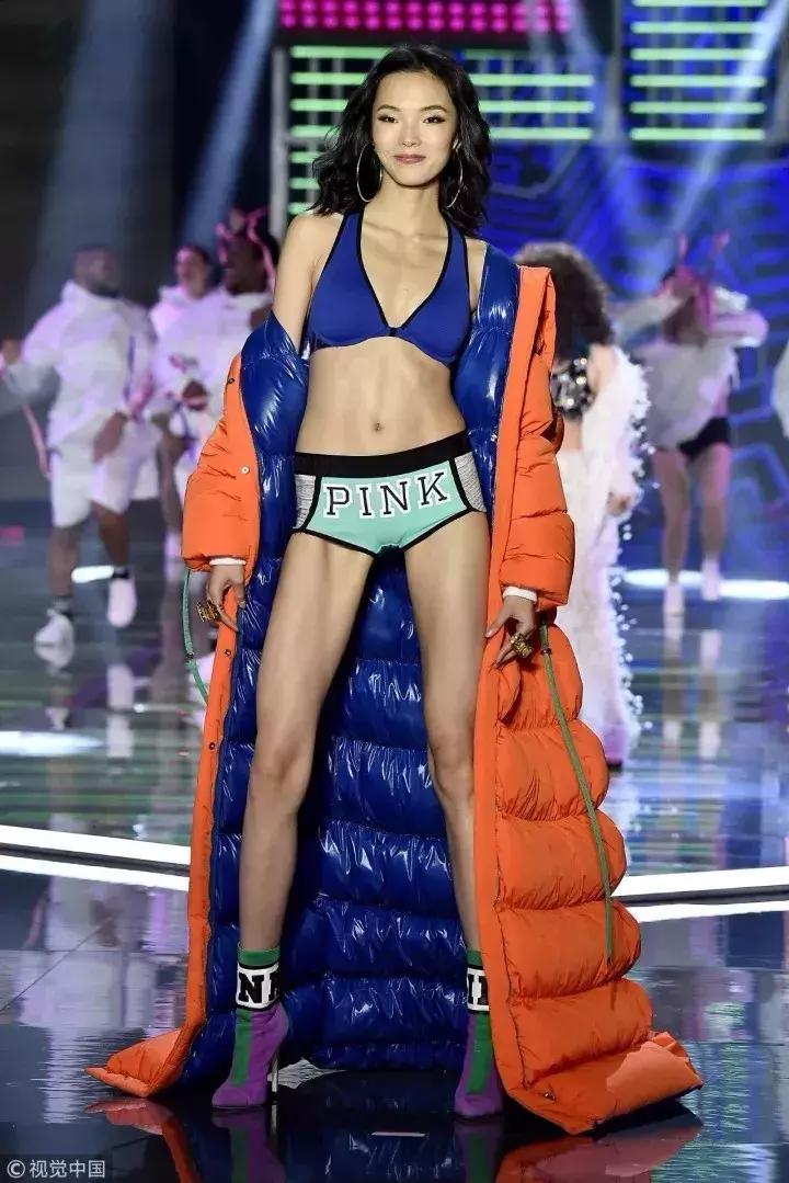 维密秀奚梦瑶摔倒完全版,奚梦瑶在维密大秀上摔倒