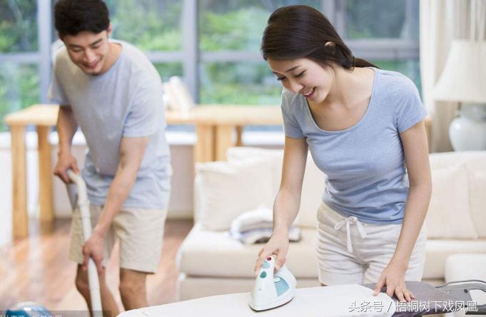 老话说“妻子要小，二麦要老”，如有*弟弟小**对你山盟海誓，咋办？