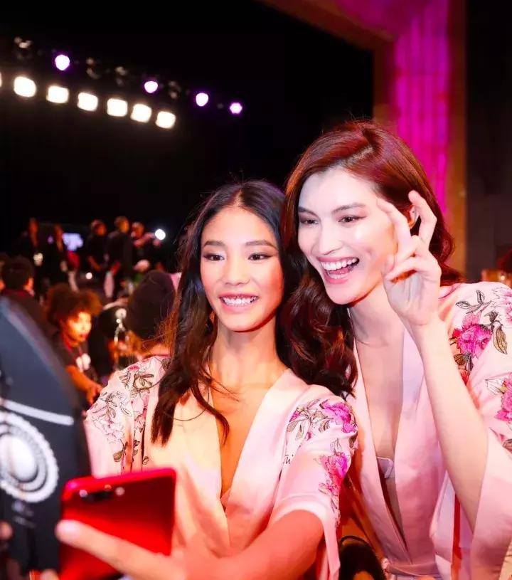 维密秀奚梦瑶摔倒完全版,奚梦瑶在维密大秀上摔倒