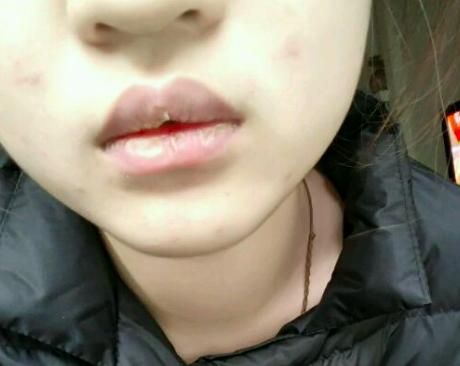 美女买了30元的口红,现在女生买二十几块的口红