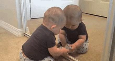 小姐姐你系完鞋带就快起来吧，都被人给看光，你长的好看才提醒你